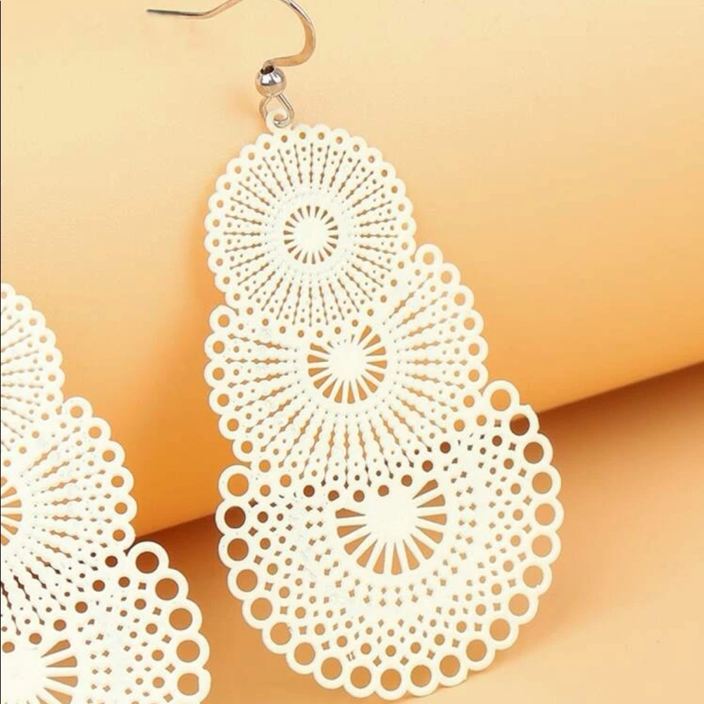 NEW Boho Hollow Out 3-Tier Dangling Earrings (Yellowish White) Fashion Jewelry - Picture 4 of 4